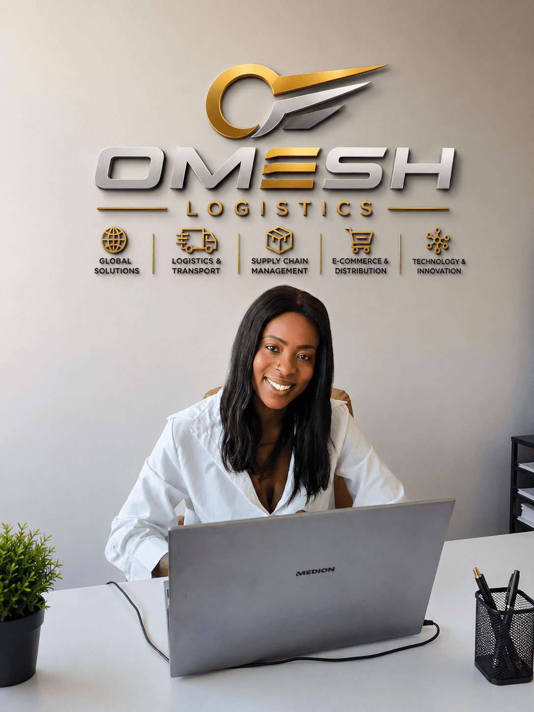 Lächelnde Frau am Schreibtisch mit Laptop unter dem Omesh Logistics Logo und Logistik-Symbolen.